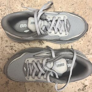 Brooks Ghost Max sneakers, size 6